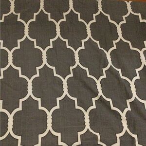 Mattress Cover Gray and White Geometric Pattern Fabric.
Gently Used